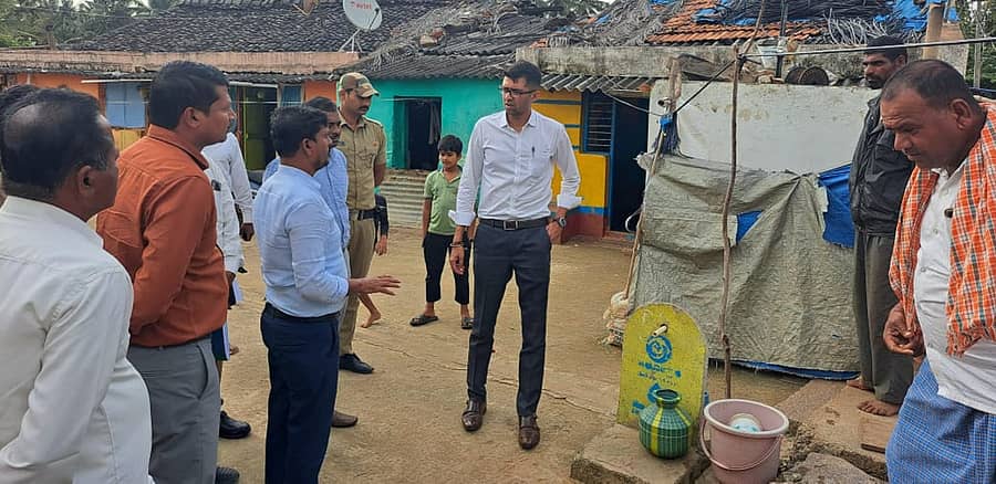 ಹೊಸದುರ್ಗ ತಾಲ್ಲೂಕಿನ ಗ್ರಾಮವೊಂದಕ್ಕೆ ಭೇಟಿ ನೀಡಿದ ಜಿ.ಪಂ. ಸಿಇಒ ಎಸ್. ಆಕಾಶ್ ಜೆಜೆಎಂ ಗೃಹನಳ ಸಂಪರ್ಕದ ಕಾಮಗಾರಿ ಪರಿಶೀಲಿಸಿದರು