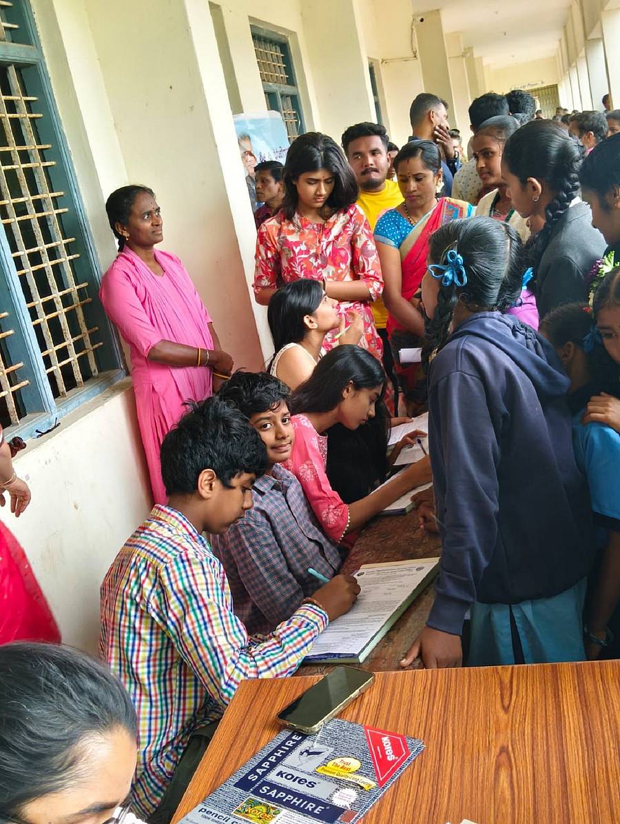 ಕೋಲಾರ ತಾಲ್ಲೂಕಿನ ನರಸಾಪುರದಲ್ಲಿ ಮಾಜಿ ಸಚಿವ ಸಿ.ಬೈರೇಗೌಡರ ಸ್ಮರಣಾರ್ಥ ಹಮ್ಮಿಕೊಂಡಿದ್ದ ಕಾರ್ಯಕ್ರಮದಲ್ಲಿ ಎಚ್‌ಪಿವಿ ಲಸಿಕೆಯನ್ನು ಹೆಣ್ಣು ಮಕ್ಕಳಿಗೆ ಉಚಿತವಾಗಿ ನೀಡಲಾಯಿತು
