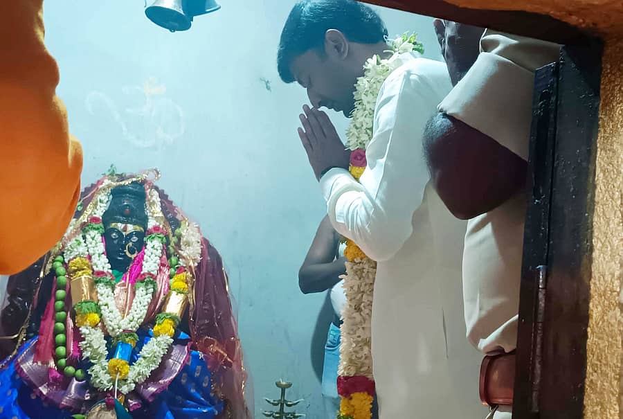 ಗುರುಮಠಕಲ್ ತಾಲ್ಲೂಕಿನ ಕಂದಕೂರು ಗ್ರಾಮದ ಕೊಂಡಮೇಶ್ವರಿ(ಕೊಂಡ್ಯೆಮ್ಮಾಯಿ) ಜಾತ್ರೆಯ ಅಂಗವಾಗಿ ಮಂಗಳವಾರ ದೇವಸ್ಥಾನದಲ್ಲಿ ಪೂಜೆ ಸಲ್ಲಿಸಿದ ಶಾಸಕ ಶರಣಗೌಡ ಕಂದಕೂರ.