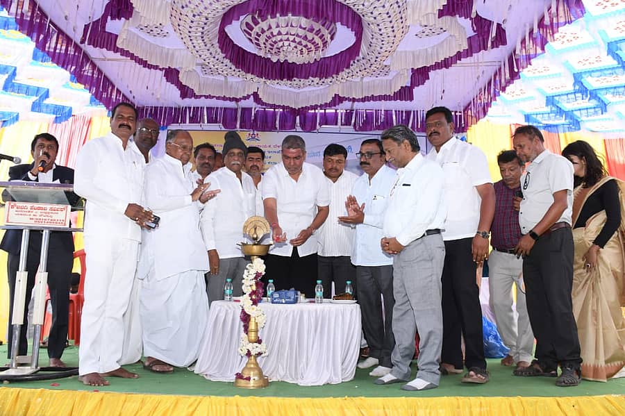 ಕೌಜಲಗಿ ಪಟ್ಟಣದಲ್ಲಿ ಮಂಗಳವಾರ ಸಮುದಾಯ ಆರೋಗ್ಯ ಕೇಂದ್ರವನ್ನು ಅರಭಾವಿ ಶಾಸಕ ಬೆಮ್ಯೂಲ ಅಧ್ಯಕ್ಷ ಬಾಲಚಂದ್ರ ಜಾರಕಿಹೊಳಿ ಮಂಗಳವಾರ ಉದ್ಘಾಟಿಸಿದರು