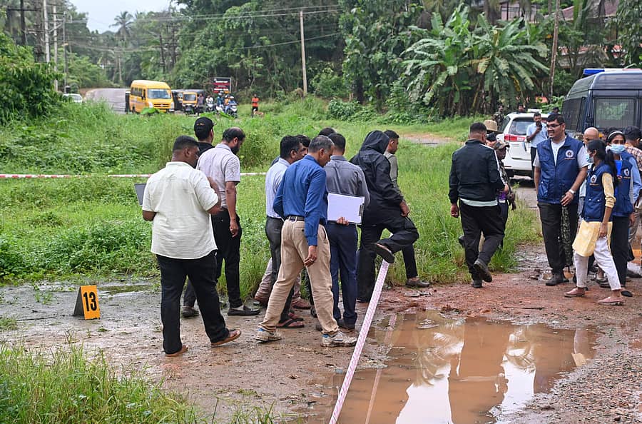 <div class="paragraphs"><p>ನೇತ್ರಾವತಿ ಸ್ನಾನಘಟ್ಟದ ಬಳಿಯ ಜಾಗದಲ್ಲಿ ಗುರುತು ಅಳವಡಿಸಿದ ಎಸ್ಐಟಿ ಅಧಿಕಾರಿಗಳು</p></div>