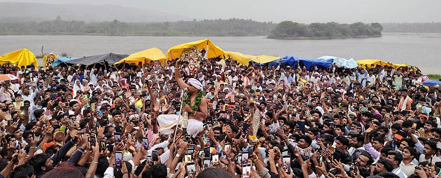 ಮಲೇಬೆನ್ನೂರು ಸಮೀಪದ ಕೊಮಾರನಹಳ್ಳಿ ಹೆಳವನಕಟ್ಟೆ ಲಕ್ಷ್ಮೀರಂಗನಾಥ ಸ್ವಾಮಿ ದೇವಾಲಯ  ಕೆರೆ ಬಯಲಿನ ಕಾರ್ಣೀಕದ ಕಟ್ಟೆಯಲ್ಲಿ  ಮಂಗಳವಾರ ಜರುಗಿದ ಕಾರ್ಣೀಕೋತ್ಸವದ ದೃಶ್ಯ.