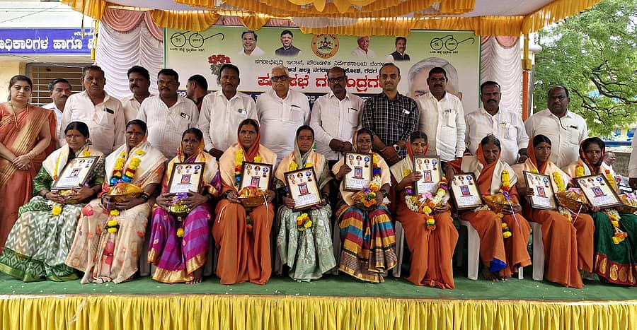 ಗಜೇಂದ್ರಗಡದ ಪುರಸಭೆ ಆವರಣದಲ್ಲಿ ನಡೆದ ಕಾರ್ಯಕ್ರಮದಲ್ಲಿ ಪುರಸಭೆ ಪೌರಕಾರ್ಮಿಕರನ್ನು ಶಾಸಕ ಜಿ.ಎಸ್.ಪಾಟೀಲ ಸನ್ಮಾನಿಸಿದರು