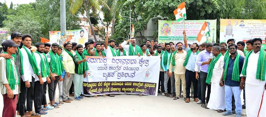 29-ಸಿರುಗುಪ್ಪ-02 : ಸಿರುಗುಪ್ಪ ನಗರದ ಗಾಂಧಿಜೀ ವೃತ್ತದಲ್ಲಿ ತೆಕ್ಕಲಕೋಟೆ ಬ್ಲಾಕ್ ಹಾಗೂ ಯುವ ಕಾಂಗ್ರೆಸ್ ಪಕ್ಷದಿಂದ ಪ್ರತಿಭಟನೆ ನಡೆಸಿದರು.