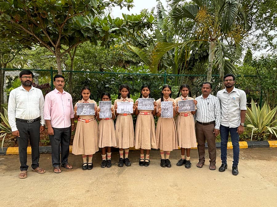 ಚಿಂತಾಮಣಿಯ ಆರ್.ಕೆ.ವಿಷನ್ ಶಾಲೆಯಲ್ಲಿ ಹಮ್ಮಿಕೊಂಡಿದ್ದ ಅಂತರರಾಷ್ಟ್ರೀಯ ಹುಲಿ ದಿನಾಚರಣೆಯಲ್ಲಿ ಭಿತ್ತಿಪತ್ರ ಪ್ರದರ್ಶಿಸುತ್ತಿರುವ ವಿದ್ಯಾರ್ಥಿಗಳು