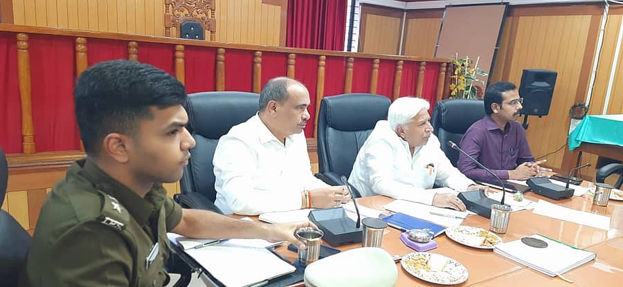 ಗದಗ ಜಿಲ್ಲಾಡಳಿತ ಭವನದಲ್ಲಿ ಸೋಮವಾರ ನಡೆದ ಸಭೆಯಲ್ಲಿ ಸಚಿವ ಎಚ್‌.ಕೆ. ಪಾಟೀಲ ಮಾತನಾಡಿದರು. ಎಸ್‌ಪಿ ರೋಹನ್ ಜಗದೀಶ್‌, ಜಿಲ್ಲಾಧಿಕಾರಿ ಸಿ.ಎನ್‌. ಶ್ರೀಧರ್‌, ಸಿಇಒ ಭರತ್‌ ಎಸ್‌. ಪಾಲ್ಗೊಂಡಿದ್ದರು 
