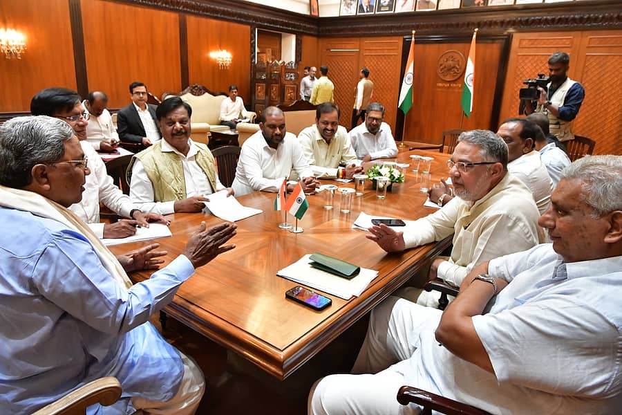 ಮೈಸೂರು ಜಿಲ್ಲೆಯ ಸಚಿವರು, ಶಾಸಕರ ಜೊತೆ ಸಿದ್ದರಾಮಯ್ಯ ಸಭೆ ನಡೆಸಿದರು