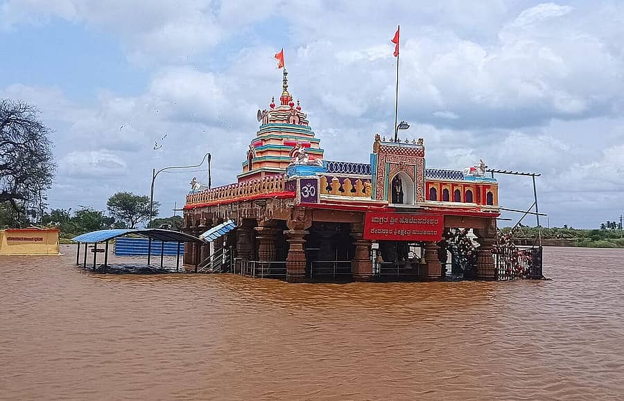 ಮುಧೋಳ ತಾಲ್ಲೂಕು ಮಾಚಕನೂರ ಗ್ರಾಮದ ಹೊಳೆಬಸವೇಶ್ವರ ದೇವಸ್ಥಾನ ಘಟಪ್ರಭಾ ನದಿಯ ಪ್ರವಾಹದಿಂದ ಜಲಾವೃತ ಆಗಿರುವುದು