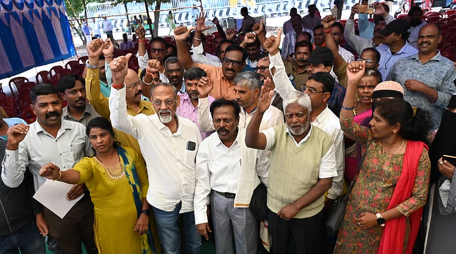 <div class="paragraphs"><p>ಬೆಂಗಳೂರಿನ ಸ್ವಾತಂತ್ರ್ಯ ಉದ್ಯಾನದಲ್ಲಿ ಮಂಗಳವಾರದಿಂದ ಅಹೋರಾತ್ರಿ ಅನಿರ್ದಿಷ್ಟಾವಧಿ ಉಪವಾಸ ಸತ್ಯಾಗ್ರಹ ಆರಂಭಿಸಿರುವ ಕರ್ನಾಟಕ ರಾಜ್ಯ ರಸ್ತೆ ಸಾರಿಗೆಯ ನಾಲ್ಕು ನಿಗಮಗಳ ಸಂಘಟನೆಗಳ ಒಕ್ಕೂಟದ ಸದಸ್ಯರು ತಮ್ಮ ಒಗ್ಗಟ್ಟು ಪ್ರದರ್ಶಿಸಿದರು </p></div>