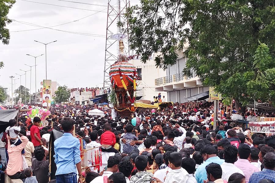 ಕಕ್ಕೇರಾದಲ್ಲಿ ಕರಿಯಪ್ಪ ತಾತನವರ ಹೂವಿನ ಅದ್ದೂರಿ ರಥೋತ್ಸವವು ಸಹಸ್ರಾರು ಭಕ್ತರ ಸಮ್ಮುಖದಲ್ಲಿ ಜರುಗಿತು  
