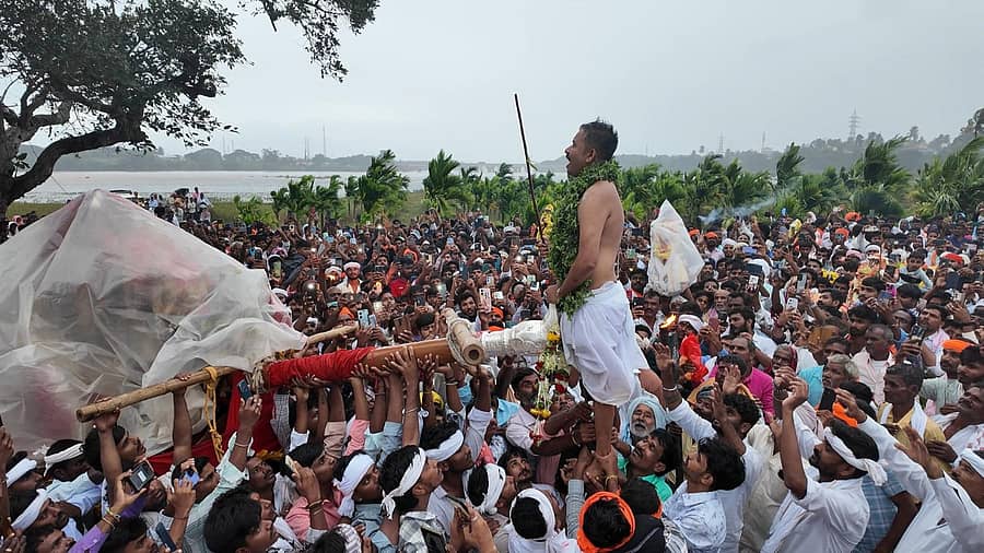 ಹರಿಹರ: ಹರಿಹರದ ತುಂಗಭದ್ರ ನದಿ ಸಮೀಪದ ಸಂಗಮೇಶ್ವರ ದೇವಸ್ಥಾನ ಅವರಣದಲ್ಲಿ ಮಂಗಳವಾರ ತಾಲ್ಲೂಕಿನ ಯಲವಟ್ಟಿ ಆಂಜನೇಯ ಸ್ವಾಮಿಯ ಕಾರ್ಣಿಕದಲ್ಲಿ ಭಾಗವಹಿಸಿದ್ದ ಸಾವಿರಾರು ಭಕ್ತರು.