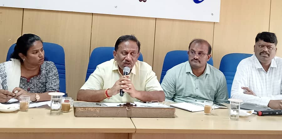 ಶ್ರೀರಂಗಪಟ್ಟಣ ಪುರಸಭೆ ಕಚೇರಿ ಸಭಾಂಗಣದಲ್ಲಿ ಮಂಗಳವಾರ ನಡೆದ ಅಧಿಕಾರಿಗಳ ಸಭೆಯಲ್ಲಿ ಶಾಸಕ ರಮೇಶ ಬಂಡಿಸಿದ್ದೇಗೌಡ ಮಾತನಾಡಿದರು. ಉಪ ವಿಭಾಗಾಧಿಕಾರಿ ಶ್ರೀನಿವಾಸ್, ತಹಶೀಲ್ದಾರ್‌ ಚೇತನಾ ಯಾದವ್‌, ತಾ.ಪಂ. ಇಒ ಎ.ಬಿ. ವೇಣು ಇದ್ದಾರೆ