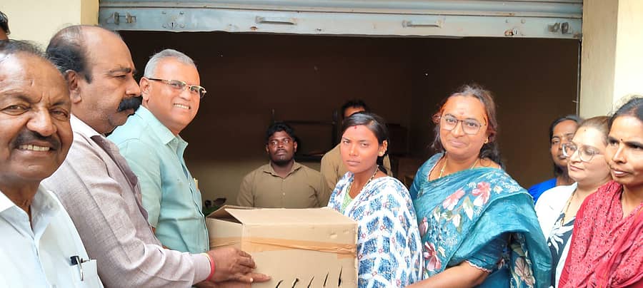 ಮಾಲೂರು ಪಶು ಇಲಾಖೆ ಕಚೇರಿ ಆವರಣದಲ್ಲಿ ಮಂಗಳವಾರ ಹಮ್ಮಿಕೊಂಡಿದ್ದ ಆರ್ಹ ಮಹಿಳೆಯರಿಗೆ ಕೋಳಿ ಮರಿ ವಿತರಣೆ ಕಾರ್ಯಕ್ರಮದಲ್ಲಿ ಶಾಸಕ ಕೆ.ವೈ.ನಂಜೇಗೌಡ ವಿತರಿಸಿದರು