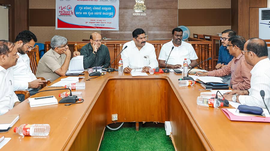 ಕೊಪ್ಪಳದಲ್ಲಿ ಮಂಗಳವಾರ ನಡೆದ ಸಭೆಯಲ್ಲಿ ಜಿಲ್ಲಾ ಉಸ್ತುವಾರಿ ಸಚಿವ ಶಿವರಾಜ ತಂಗಡಗಿ ಅಧಿಕಾರಿಗಳಿಂದ ಮಾಹಿತಿ ಪಡೆದುಕೊಂಡರು 