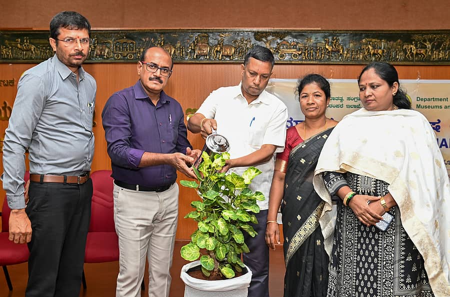 ಮೈಸೂರಿನ ವಸ್ತುಪ್ರದರ್ಶನ ಆವರಣದಲ್ಲಿ ಪುರಾತತ್ವ ಸಂಗ್ರಹಾಲಯ ಮತ್ತು ಪರಂಪರೆ ಇಲಾಖೆ ಆಯೋಜಿಸಿದ್ದ ಮಾಸಿಕ ಸರಣಿ ಉಪನ್ಯಾಸ ಕಾರ್ಯಕ್ರಮವನ್ನು ಎ. ದೇವರಾಜು ಉದ್ಘಾಟಿಸಿದರು– ಪ್ರಜಾವಾಣಿ ಚಿತ್ರ