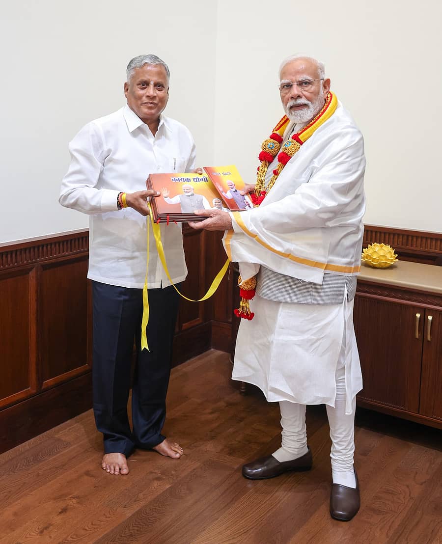 ಸೋಮಣ್ಣ ಅವರ ಪುಸ್ತಕವನ್ನು ಮೋದಿ ಬಿಡುಗಡೆ ಮಾಡಿದರು. 