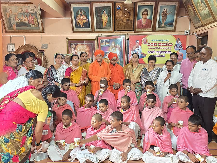 ಭಾಲ್ಕಿಯ ಹಿರೇಮಠದಲ್ಲಿ ನಡೆದ ಬಸವ ಪಂಚಮಿ, ಅಕ್ಕನಾಗಮ್ಮ ಜಯಂತಿ ಕಾರ್ಯಕ್ರಮದಲ್ಲಿ ಬಡ ಮಕ್ಕಳಿಗೆ ಹಾಲು ಕುಡಿಸಲಾಯಿತು. ಬಸವಲಿಂಗ ಪಟ್ಟದ್ದೇವರು ಇದ್ದರು