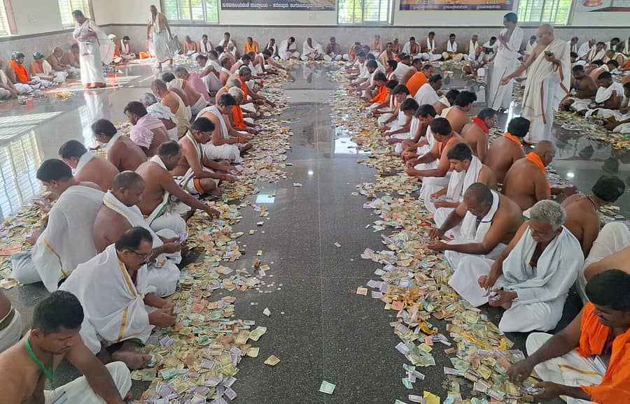 ಮಂತ್ರಾಲಯದ ಶ್ರೀ ರಾಘವೇಂದ್ರ ಸ್ವಾಮಿಗಳ ಮಠದಲ್ಲಿ ಸಿಬ್ಬಂದಿ ಮಂಗಳವಾರ ಕಾಣಿಕೆ ಹಣ ಎಣಿಕೆ ಮಾಡಿದರು. ₹5.46 ಕೋಟಿ ನಗದು, ಚಿನ್ನಾಭರಣ ಕಾಣಿಕೆ ಬಂದಿದೆ