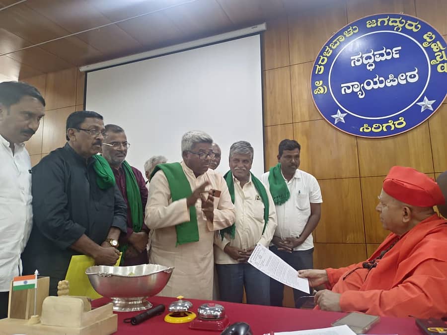 ಸಿರಿಗೆರೆಯ ಸದ್ಧರ್ಮ ನ್ಯಾಯಪೀಠದಲ್ಲಿ ತರಳಬಾಳು ಶ್ರೀಗಳನ್ನು ಭೇಟಿ ಮಾಡಿದ ರಾಜ್ಯ ರೈತ ಸಂಘ ಹಾಗೂ ಹಸಿರು ಸೇನೆಯ ಪದಾಧಿಕಾರಿಗಳು