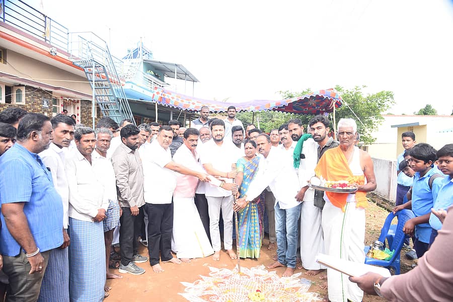 ನಂಜನಗೂಡು ತಾಲ್ಲೂಕಿನ ಹೊರಳವಾಡಿ ಗ್ರಾಮದಲ್ಲಿ ಮಂಗಳವಾರ ಶಾಸಕ ದರ್ಶನ್ ಧ್ರುವನಾರಾಯಣ ರಸ್ತೆ ನಿರ್ಮಾಣ ಕಾಮಗಾರಿಯ ಭೂಮಿಪೂಜೆ ನಡೆಸಿದರು 