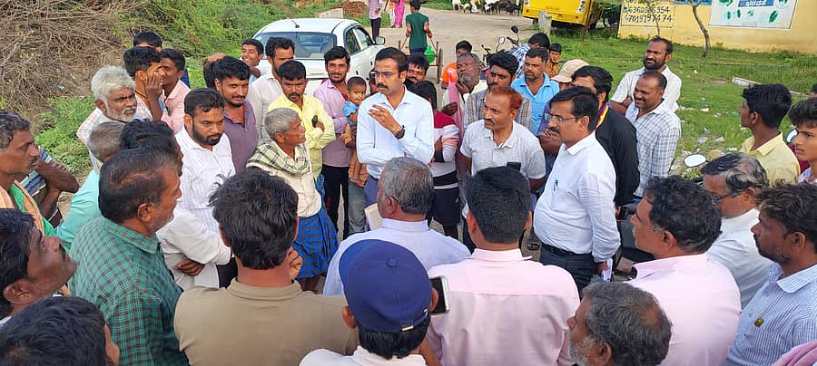 ರೋಣ ತಾಲ್ಲೂಕಿನ ಡ.ಸ.ಹಡಗಲಿ ಗ್ರಾಮಸ್ಥರೊಂದಿಗೆ ಜೆಜೆಎಂ ಕಾಮಗಾರಿ ಹಾಗೂ ಕುಡಿಯುವ ನೀರು ಸರಬರಾಜು ಕುರಿತು ಸಿಇಒ ಭರತ್.ಎಸ್ ಚರ್ಚಿಸಿದರು