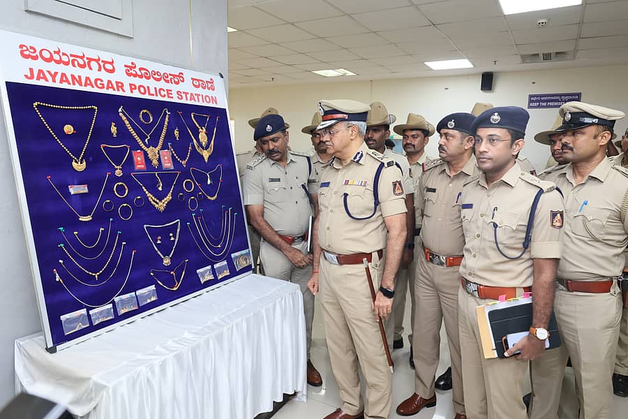 ಆರೋಪಿಗಳಿಂದ ಜಪ್ತಿ ಮಾಡಿಕೊಂಡ ಚಿನ್ನಾಭರಣವನ್ನು ಪರಿಶೀಲಿಸಿದ ಪೊಲೀಸರು 