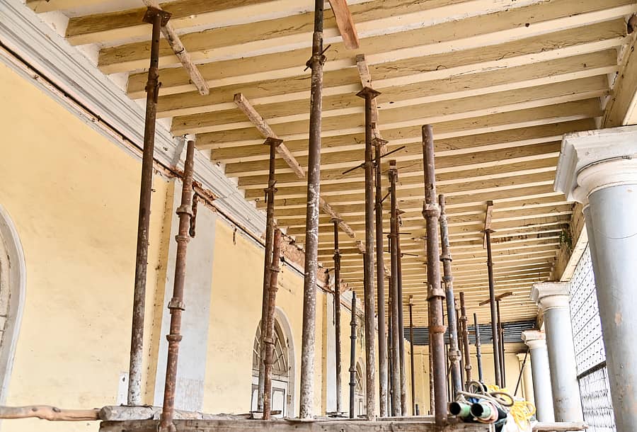 ಮೈಸೂರಿನ ರಂಗಾಚಾರ್ಲು ಪುರಭವನದ ಬಲಭಾಗವು ಕುಸಿಯುವ ಹಂತದಲ್ಲಿದ್ದು, ಕಬ್ಬಿಣದ ಕಂಬಿಯಿಂದದ ಬೀಳದಂತೆ ತಡೆಯಲಾಗಿದೆ –ಪ್ರಜಾವಾಣಿ ಚಿತ್ರ: ಅನೂಪ್ ರಾಘ.ಟಿ.