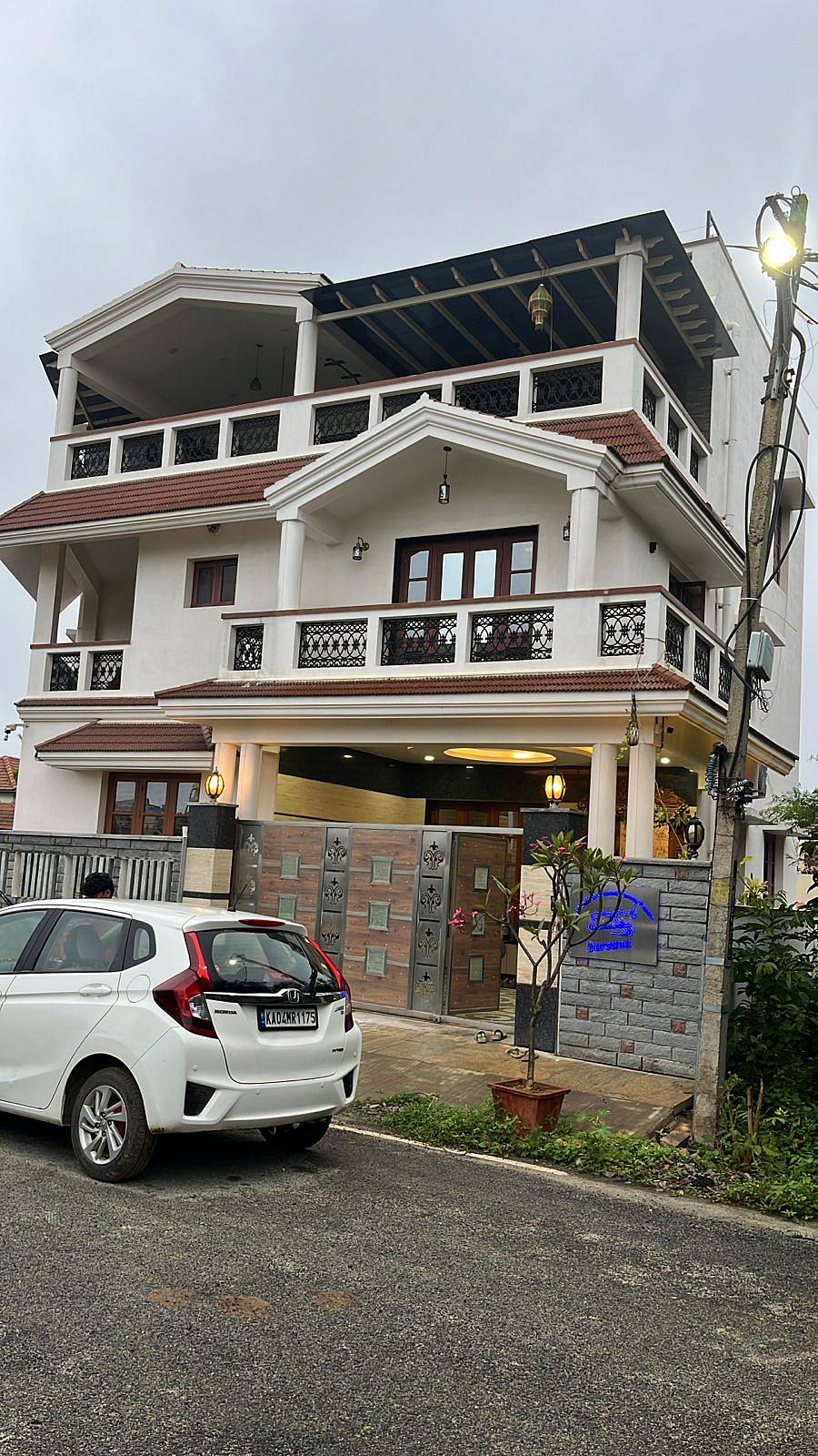 <div class="paragraphs"><p>ಬಿಬಿಎಂಪಿ ದಾಸರಹಳ್ಳಿ ವಿಭಾಗದ ಕಂದಾಯ ಇಲಾಖೆಯ ಅಧಿಕಾರಿ ಎನ್‌. ವೆಂಕಟೇಶ್‌ ಮನೆ ಮೇಲೆ&nbsp;ಲೋಕಾಯುಕ್ತ ಅಧಿಕಾರಿಗಳು ದಾಳಿ ನಡೆಸಿದರು.</p></div>