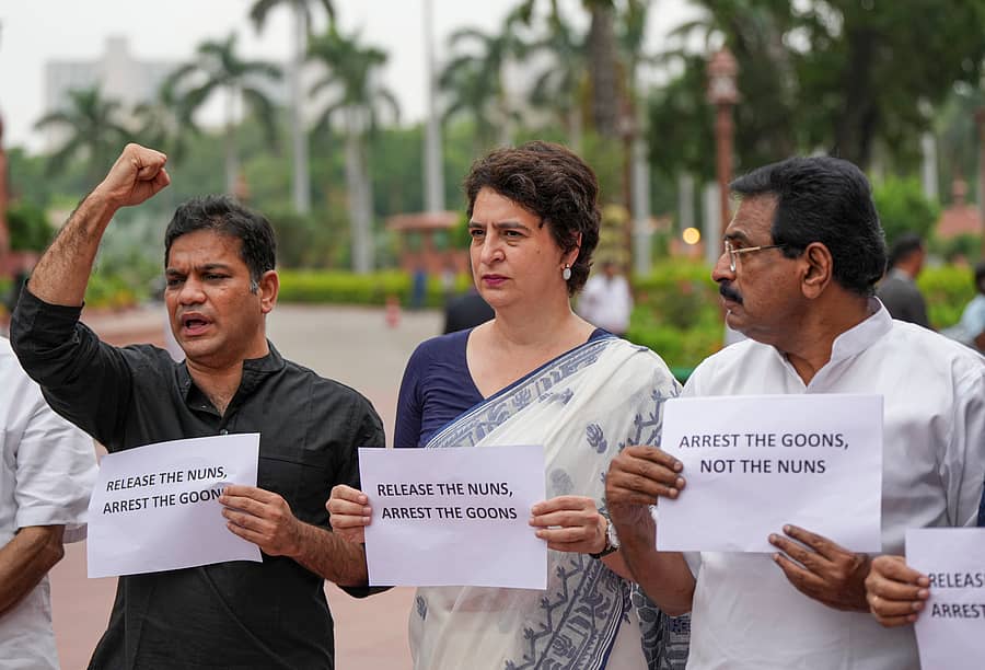 ಕ್ಯಾಥೋಲಿಕ್ ಸನ್ಯಾಸಿನಿಯರ ಬಂಧನ ಖಂಡಿಸಿ ಪ್ರಿಯಾಂಕ ವಾದ್ರಾ ಅವರು ಕೇರಳದ ಸಂಸದರ ಜೊತೆ ಸಂಸತ್‌ ಭವನದ ಮುಂಭಾಗ ಬುಧವಾರ ಪ್ರತಿಭಟನೆ ನಡೆಸಿದರು.