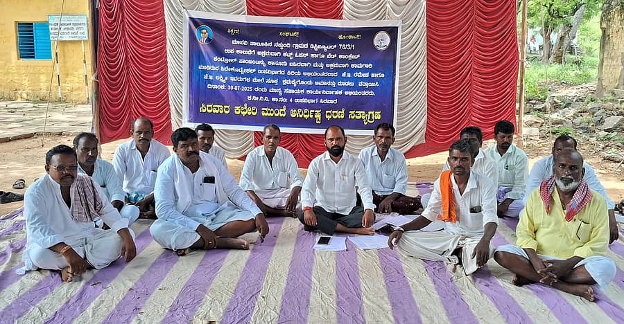 ಸಿರವಾರದ ನೀರಾವರಿ ಇಲಾಖೆ ಕಚೇರಿ ಆವರಣದಲ್ಲಿ ಕರ್ನಾಟಕ ದಲಿತ ಸಂಘರ್ಷ ಸಮಿತಿ ನೇತೃತ್ವದಲ್ಲಿ ರೈತರು ಅನಿರ್ದಿಷ್ಟಾವಧಿ ಧರಣಿ ಆರಂಭಿಸಿದರು
