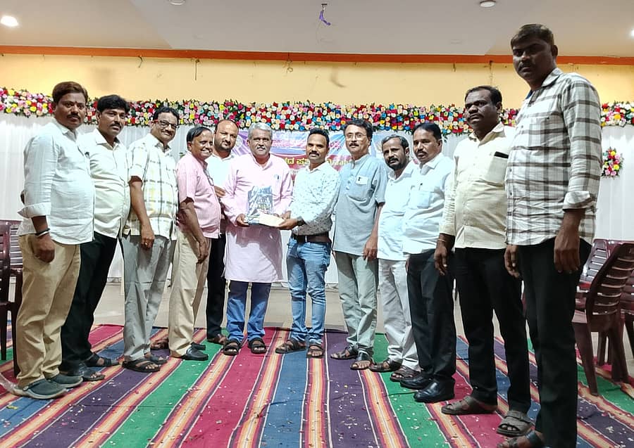 ಯಾದಗಿರಿ ಜಿಲ್ಲಾ ಕಾರ್ಯನಿರತ ಪತ್ರಕರ್ತರ ಸಂಘದಿಂದ ವಿದ್ಯಾರ್ಥಿನಿ ಅನಘಾ ಕುಲಕರ್ಣಿ ಅವರಿಗೆ ₹5 ಸಾವಿರ ನಗದು ಬಹುಮಾನ ಮತ್ತು ಪ್ರಶಸ್ತಿ ನೀಡಲಾಯಿತು