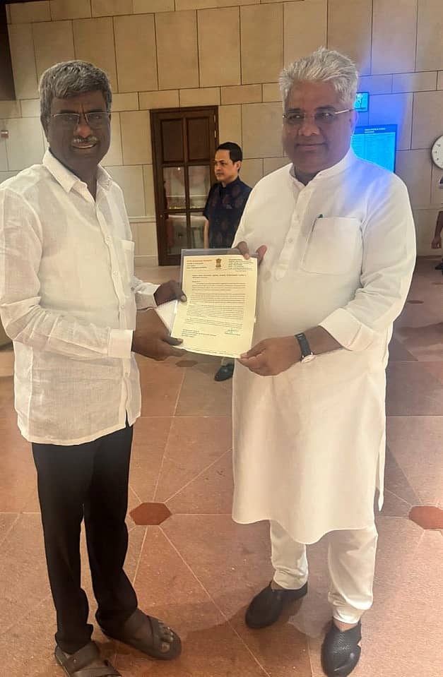 ಕೇಂದ್ರ ಸಚಿವ ಭೂಪೇಂದ್ರ ಯಾದವ್ ಅವರಿಗೆ ಸಂಸದ ಕೋಟ ಶ್ರೀನಿವಾಸ ಪೂಜಾರಿ ಮನವಿ ಸಲ್ಲಿಸಿದರು