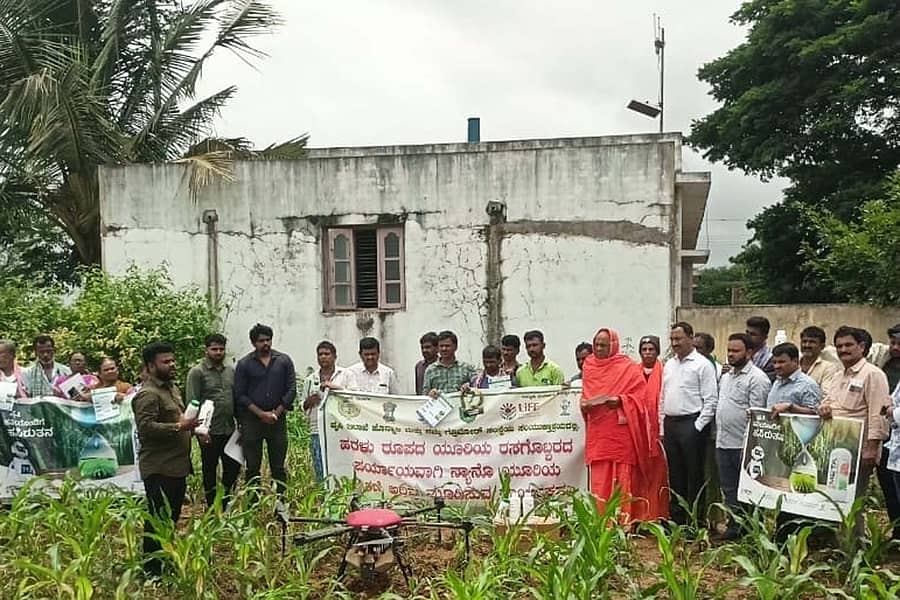 ನ್ಯಾಮತಿ ತಾಲ್ಲೂಕಿನ ಒಡೆಯರಹತ್ತೂರು ಗ್ರಾಮದ ಜಮೀನೊಂದರಲ್ಲಿ ನ್ಯಾನೊ ಯೂರಿಯಾ ಸಿಂಪಡಣೆ ಅರಿವು ಮೂಡಿಸುವ ಪ್ರಾತ್ಯಕ್ಷತೆ ನಡೆಯಿತು