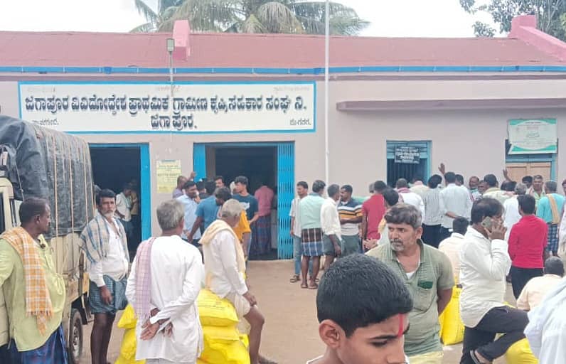 ನರಗುಂದ ತಾಲ್ಲೂಕಿನ ಜಗಾಪುರದಲ್ಲಿ ಯೂರಿಯಾ ಗೊಬ್ಬರ ಪಡೆಯಲು ಸರತಿ ಸಾಲಿನಲ್ಲಿ ನಿಂತ ರೈತರು 