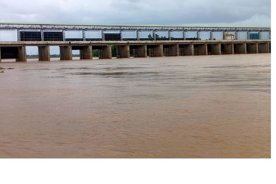 ರಬಕವಿ ಬನಹಟ್ಟಿ ಸಮೀಪದ ಹಿಪ್ಪರಗಿ ಬ್ಯಾರೇಜ್‌ನಿಂದ ಕೃಷ್ಣಾ ನದಿಗೆ ಅಪಾರ ಪ್ರಮಾಣದಲ್ಲಿ ನೀರು ಹರಿಬಿಡಲಾಗಿದೆ