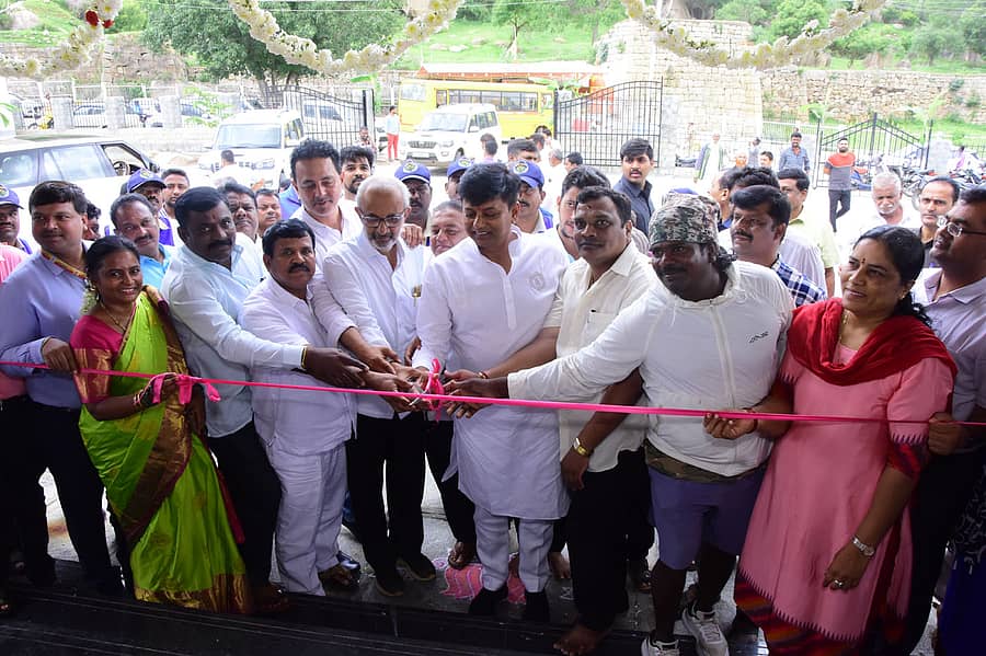 ಚಿತ್ರದುರ್ಗದ ಕಲ್ಲಿನಕೋಟೆ ಆವರಣದಲ್ಲಿ ನಿರ್ಮಿಸಿರುವ ಮಾಹಿತಿ ಕೇಂದ್ರ, ಟಿಕೆಟ್‌ ಕೌಂಟರ್‌ಗೆ ಶಾಸಕ ಕೆ.ಸಿ.ವೀರೇಂದ್ರ ಮಂಗಳವಾರ ಚಾಲನೆ ನೀಡಿದರು