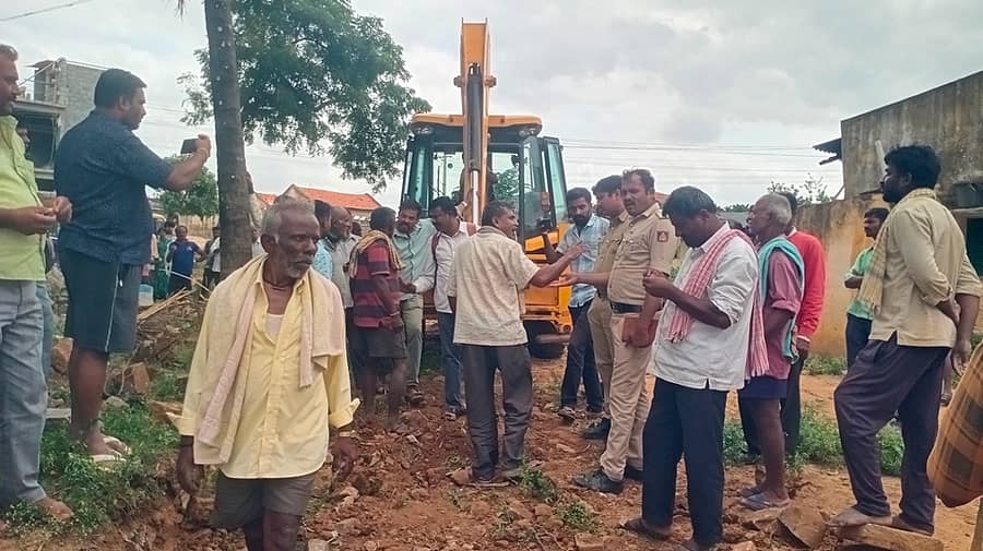 ಕುಣಿಗಲ್ ತಾಲ್ಲೂಕು ಕಾಡಮತ್ತಿಕೆರೆಯಲ್ಲಿ ರಸ್ತೆ ತೆರವಿಗೆ ಗ್ರಾಮಸ್ಥರು ಅಡ್ಡಿಪಡಿಸಿದರು
