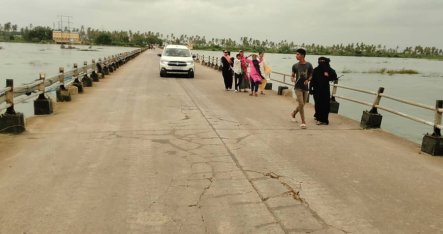 <div class="paragraphs"><p>ಕಂಪ್ಲಿ ಕೋಟೆ ಬಳಿಯ ತುಂಗಭದ್ರಾ ನದಿ ಪ್ರವಾಹ ಇಳಿಕೆಯಾಗಿದ್ದು, ಸಂಪರ್ಕ ಸೇತುವೆ ಮೇಲೆ ಬುಧವಾರ ಮಧ್ಯಾಹ್ನ&nbsp; ಸಂಚಾರಕ್ಕೆ ಅನುವು ಮಾಡಿಕೊಡಲಾಯಿತು</p></div>