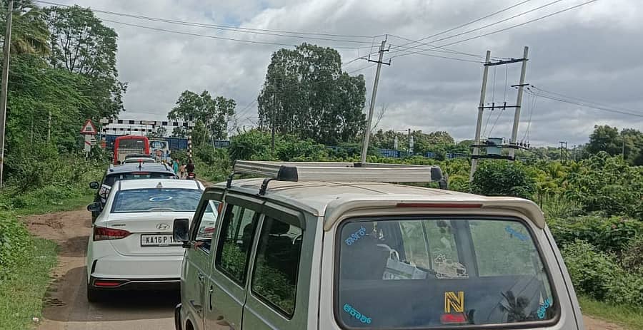 ಚಿಕ್ಕಜಾಜೂರು–ದಾವಣಗೆರೆ ರಸ್ತೆ ಮಾರ್ಗದಲ್ಲಿನ ಚಿಕ್ಕಜಾಜೂರು–ಚಿತ್ರದುರ್ಗ ರೈಲು ಮಾರ್ಗದಲ್ಲಿ ರೈಲ್ವೆ ಗೇಟ್ ಹಾಕಿದ್ದರಿಂದ ಸಾಲಾಗಿ ನಿಂತ ವಾಹನಗಳು