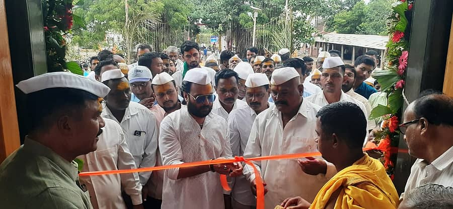 ರಾಯಬಾಗ ತಾಲ್ಲೂಕಿನ ರೈಲ್ವೇ ಸ್ಟೇಷನ್‌ ಲಕ್ಷ್ಮೀದೇವಿ ದೇವಸ್ಥಾನಕ್ಕೆ ನಿರ್ಮಿಸಿರುವ ನೂತನ ಮಹಾದ್ವಾರವನ್ನು ಲೇಖಕ ಪ್ರಣಯ ಪಾಟೀಲ ಉದ್ಘಾಟಿಸಿದರು