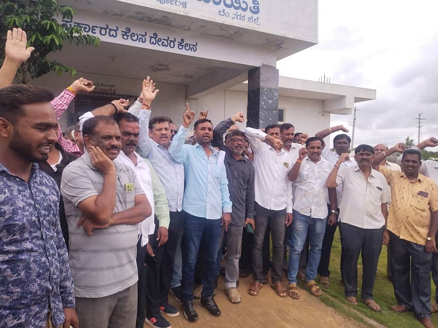 ರೈತರು ಅಧಿಕಾರಿಗಳ ವಿರುದ್ಧ ಘೋಷಣೆ ಕೂಗಿದರು