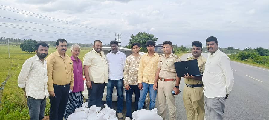 ಕೊಳ್ಳೇಗಾಲ ತಾಲ್ಲೂಕಿನ ಚೆಲುವನಹಳ್ಳಿ ಗ್ರಾಮದ ಮುಖ್ಯ ರಸ್ತೆಯಲ್ಲಿ ಅಕ್ರಮವಾಗಿ ಸಾಗಣೆ ಮಾಡುತ್ತಿದ್ದ  ಪಡಿತರ ಅಕ್ಕಿಯನ್ನು ಗ್ರಾಮಾಂತರ ಪೊಲೀಸರು  ಬುಧವಾರ ವಶಕ್ಕೆ ಪಡೆದಿದ್ದಾರೆ‌