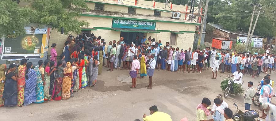 <div class="paragraphs"><p>ಹೂವಿನಹಡಗಲಿ ತಾಲ್ಲೂಕು ಇಟ್ಟಿಗಿ ಗ್ರಾಮದ ಎಣ್ಣೆಬೀಜ ಬೆಳೆಗಾರರ ಸಹಕಾರ ಸಂಘದ ಮುಂದೆ ಯೂರಿಯಾ ಗೊಬ್ಬರ ಖರೀದಿಸಲು ರೈತರು ಸಾಲುಗಟ್ಟಿ ನಿಂತಿದ್ದರು</p></div>