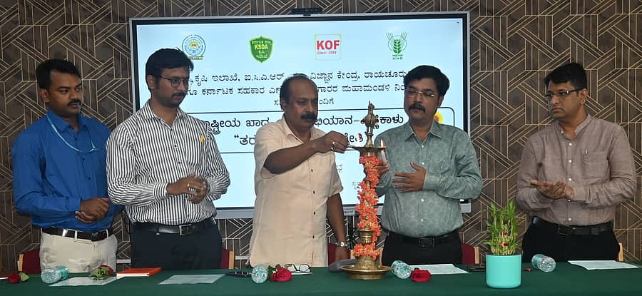<div class="paragraphs"><p>ರಾಯಚೂರಿನ ಕೃಷಿ ವಿಜ್ಞಾನ ಕೇಂದ್ರದಲ್ಲಿ ಆಯೋಜಿಸಿದ್ದ ಸೂರ್ಯಕಾಂತಿ ಬೆಳೆಯ ಸುಧಾರಿತ ಬೇಸಾಯ ಕ್ರಮಗಳ ಕುರಿತ ತರಬೇತಿ ಕಾರ್ಯಕ್ರಮವನ್ನು ಕೃಷಿ ವಿಜ್ಞಾನಗಳ ವಿಶ್ವವಿದ್ಯಾಲಯದ ವಿಸ್ತರಣಾ ನಿರ್ದೇಶಕ ಎನ್. ಶಿವಶಂಕರ ಹಾಗೂ ಕೃಷಿ ಇಲಾಖೆಯ ಉಪ ನಿರ್ದೇಶಕ ಜಯಪ್ರಕಾಶ ಟಿ.ಸಿ. ಜಂಟಿಯಾಗಿ ಉದ್ಘಾಟಿಸಿದರು. </p></div>