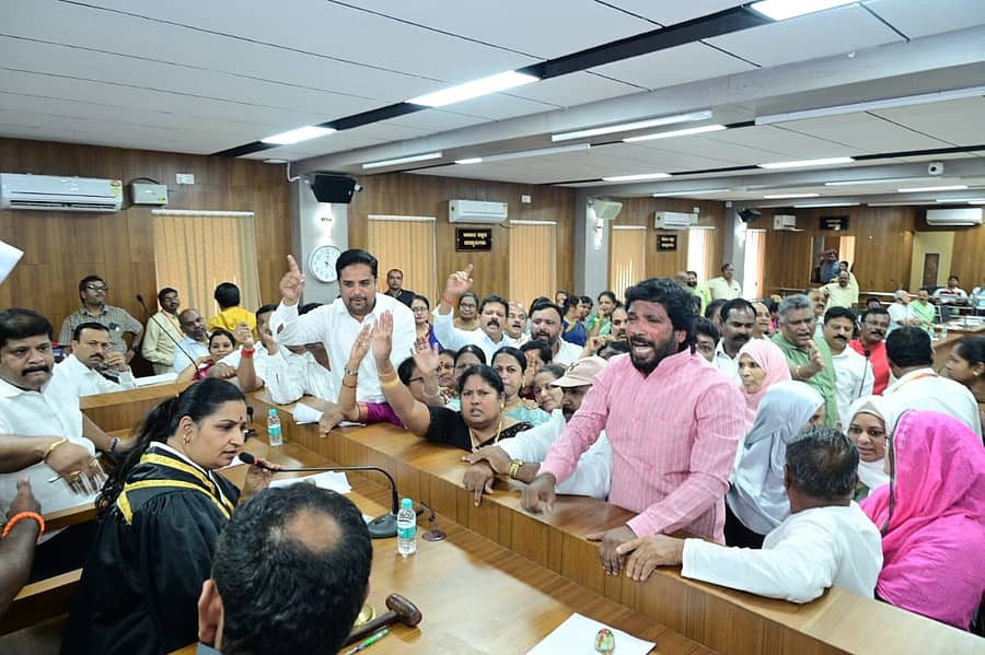 ಹುಬ್ಬಳ್ಳಿ–ಧಾರವಾಡ ಮಹಾನಗರ ಪಾಲಿಕೆಯ ಸಾಮಾನ್ಯ ಸಭೆಯಲ್ಲಿ ಕಾಂಗ್ರೆಸ್ ಸದಸ್ಯರು ಮೇಯರ್ ಪೀಠದ ಎದುರು ಘೋಷಣೆ ಕೂಗಿದರು