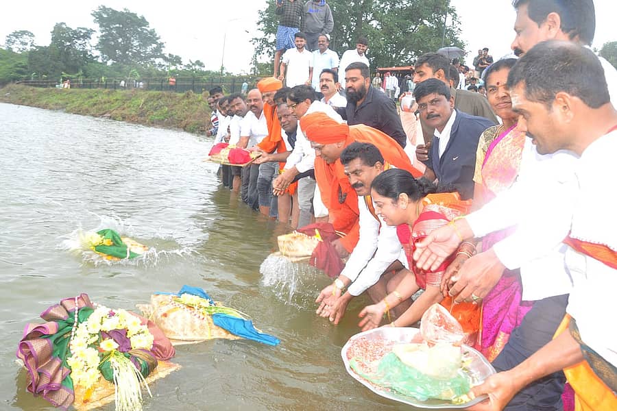 ಅಯ್ಯನಕೆರೆಗೆ ಶಾಸಕ ಎಚ್.ಡಿ.ತಮ್ಮಯ್ಯ ಬಾಗಿನ ಅರ್ಪಿಸಿದರು