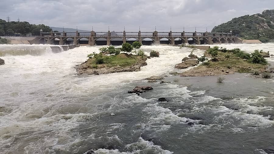 ತಮಿಳುನಾಡಿನ ಮೆಟ್ಟೂರು ಜಲಾಶಯ ಗರಿಷ್ಠ ಮಟ್ಟ ತಲುಪಿದ್ದು ಕ್ರಸ್ಟ್‌ಗೇಟ್‌ಗಳ ಮೂಲಕ ಹೆಚ್ಚುವರಿ ನೀರನ್ನು ಹೊರಗೆ ಬಿಡಲಾಗಿದೆ
