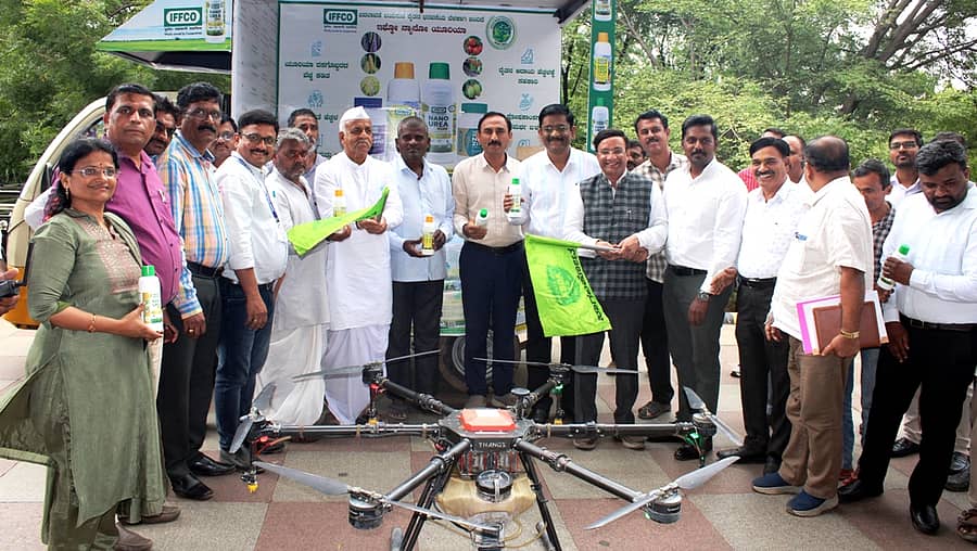 ಬಾಗಲಕೋಟೆಯಲ್ಲಿ ಬುಧವಾರ ನ್ಯಾನೊ ಯೂರಿಯಾ ಬಳಕೆಗೆ ಬುಧವಾರ ಹಮ್ಮಿಕೊಂಡಿದ್ದ ಡ್ರೋಣ್ ಪ್ರಾತ್ಯಕ್ಷಿಕೆಗೆ ಜಿಲ್ಲಾಧಿಕಾರಿ ಸಂಗಪ್ಪ ಚಾಲನೆ ನೀಡಿದರು