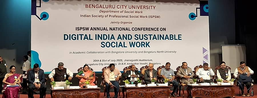 ಬೆಂಗಳೂರು ನಗರ ವಿಶ್ವವಿದ್ಯಾಲಯದಲ್ಲಿ ಆರಂಭವಾದ ಎರಡು ದಿನಗಳ ‘ಡಿಜಿಟಲ್ ಭಾರತ ಮತ್ತು ಸುಸ್ಥಿರ ಸಮಾಜ ಕಾರ್ಯ ’ ಕುರಿತ ರಾಷ್ಟ್ರೀಯ ಸಮ್ಮೇಳನದಲ್ಲಿ ಅಂತರರಾಷ್ಟ್ರೀಯ ಸಾಮಾಜಿಕ ಕಾರ್ಯಕರ್ತರ ಒಕ್ಕೂಟದ ಪದಾಧಿಕಾರಿ ಎಂ.ವಿ. ಶ್ರೀಗಣೇಶ್, ವಿಶ್ರಾಂತ ಕುಲಪತಿ ಪ್ರೊ. ವೈ.ಎಸ್. ಸಿದ್ದೇಗೌಡ ಮತ್ತಿತರರು ಭಾಗವಹಿಸಿದ್ದರು.
