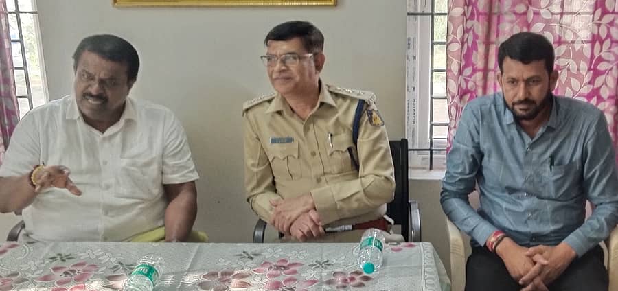 ಚನ್ನರಾಯಪಟ್ಟಣದಲ್ಲಿ ಬುಧವಾರ ಏರ್ಪಡಿಸಿದ್ದ ಪೊಲೀಸ್ ಅಧಿಕಾರಿಗಳ ಸಭೆಯಲ್ಲಿ ಶಾಸಕ ಸಿ.ಎನ್. ಬಾಲಕೃಷ್ಣ ಮಾತನಾಡಿದರು. ಡಿವೈಎಸ್‍ಪಿ ಕುಮಾರ್, ಪುರಸಭಾಧ್ಯಕ್ಷ ಸಿ.ಎನ್. ಮೋಹನ್ ಭಾಗವಹಿಸಿದ್ದರು